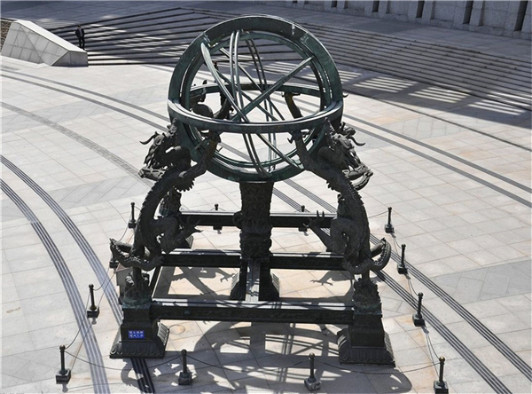 地動(dòng)儀銅像.jpg