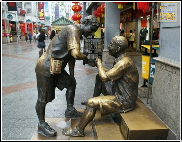 逗鳥人物銅雕塑.jpg