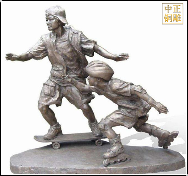 小男孩玩滑板車(chē)人物銅雕塑.jpg