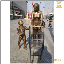 室外商場(chǎng)門(mén)前推購(gòu)物車(chē)銅雕塑 