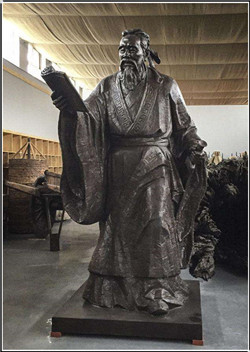手持書(shū)卷的孔子銅雕塑