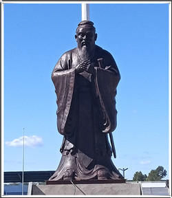 廣場(chǎng)上的孔子站像