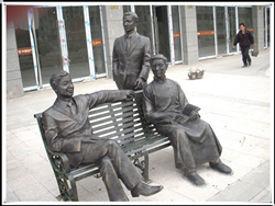 步行街現(xiàn)代人物銅雕